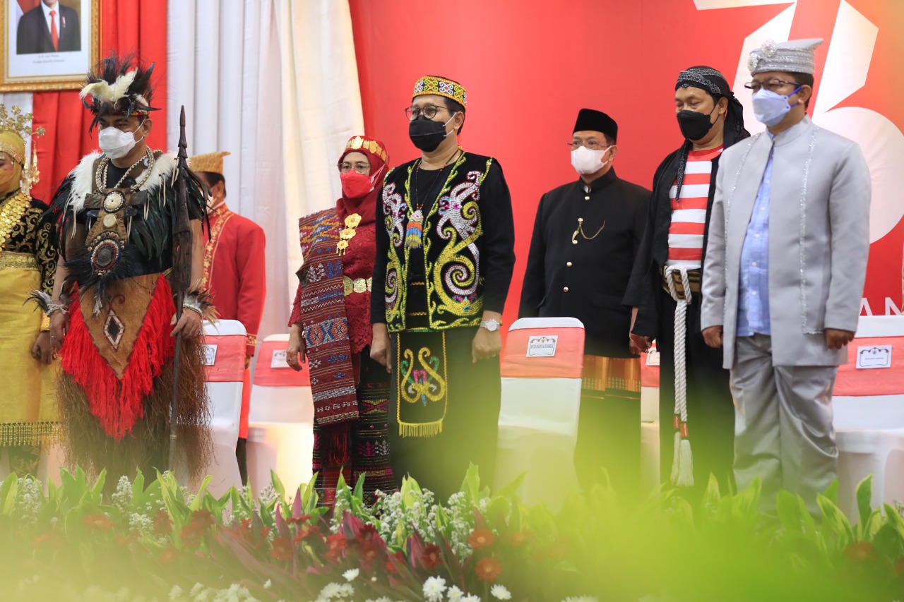 Menteri Desa, Pembangunan Daerah Tertinggal dan Transmigrasi (Mendes PDTT) Abdul Halim Iskandar menghadiri upacara peringatan Hari Ulang Tahun (HUT) ke-76 Kemerdekaan Republik Indonesia secara virtual.