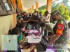Babinsa Menyuke Dampingi Siswa SMPN 06 Menyuke dan Masyarakat Desa Tolo Jalani Vaksinasi Covid-19