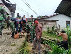 Wujud Peduli, Satgas Pamtas Yonif 645/Gty Bersama Warga Karya Bakti Perbaikan Jalan Kampung dan Saluran Air